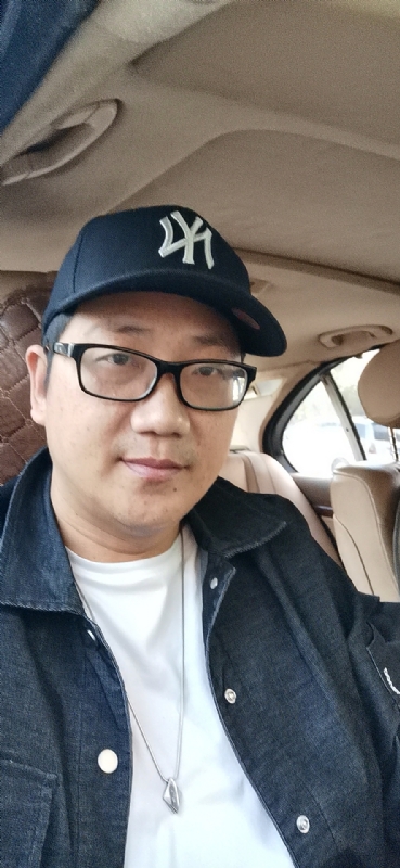 拥抱幸福的第一张照片--华安相亲网